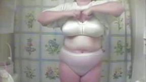 Obese milk skinned mommy takes water procedures on my cam