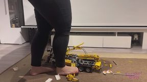 Sneaker-Girl Ella - Big Concrete Pump - Toy Truck