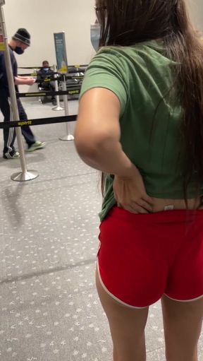 Airport babe shows off her curves at security checkpoint