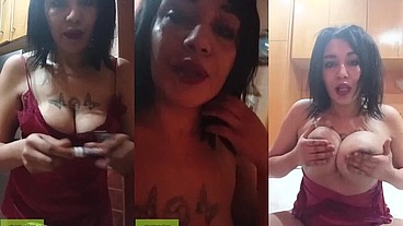 Encuentro a mi hermanastra masturbándose en su habitación ?su gran coño rosa