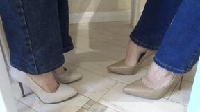 women swap shoes with each other 6nFpl