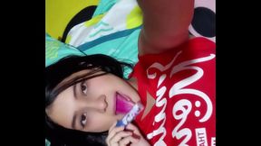 Una estudiante universitaria india de primer a&ntilde_o muestra su nueva lencer&iacute_a