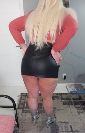 My sexy ass dancing at mini skirt