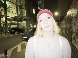 Dałam się wyruchać w cipkę mojemu widzowi, który spotkał mnie na mieście - POLSKIE PORNO