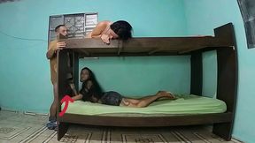 alta tensao na beliche, namorada em cima, amiga debaixo, namorado no meio do caos