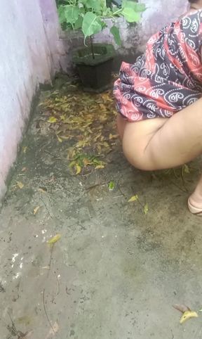 Bhabi Pissing Outdoor Showing Pusssy, Ass, Boob