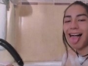 Femboy maricon lleva sus dildos a un hotel para divertirse