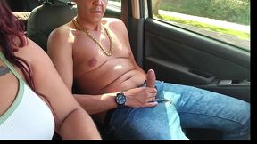 brincando com pau gigante no carro em via publica