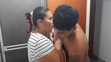 Mi madrastra chupa mi verga en el baño