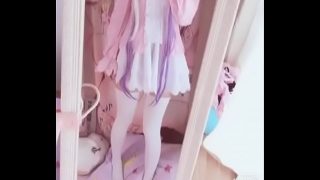 Entzückende japanische Cosplayerin Kanna Kamui spielt mit ihrer Muschi, während sie Nippelklemmen trägt
