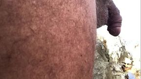 Free hands piss, final dick shake - pisciata a mani libere, in mare, con grande scrollata finale