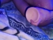Tiffany Sáenz jugando un con su dildo, dejándose el coño abierto.