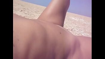 punheta na praia (ela a vir-se)