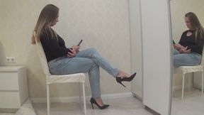 Toetapping in ligth blue jeans a