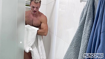 Fetiche de Homens tomando banho Peladões (parte 21)