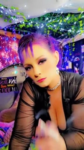 Laurasquirts with smoke shaking ASS