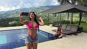 En una finca de creadores, la pornostar Salome Gil me reconoce y me la acabo follando bajo el arcoiris