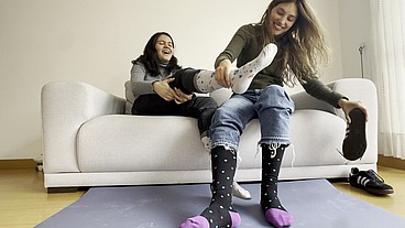 Jugamos a las cosquillas y luego tenemos una lucha libre de pies