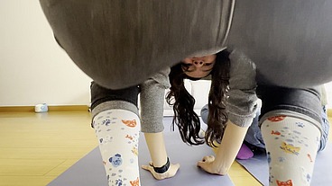 Jugamos a las cosquillas y luego tenemos una lucha libre de pies