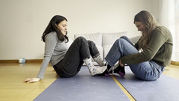Jugamos a las cosquillas y luego tenemos una lucha libre de pies
