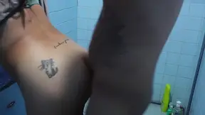 Sorprend� a mi hermanastro masturbandose con mis bragas!!