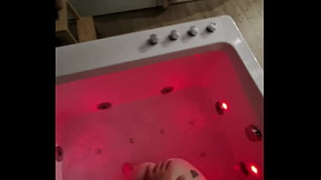 Je suce une grosse queue dans le Jacuzzi d&#039_une Love Room