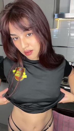 Curvy amateur teen shows off her tits in a solo