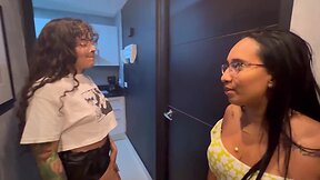 Threesome with shemale and two girls on a tantaly sex doll