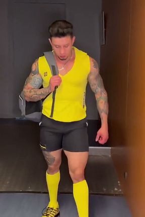 Favio Vader fucks bareback Freddy Salvador's big smooth and tattooed ass