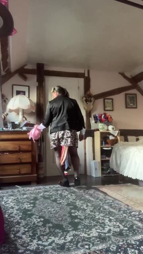Dressed with a short leopard skirt with ruffles for a night out