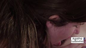 chupando e babando na bucetinha da milf loirinha enquanto seu namorado esta no trabalho