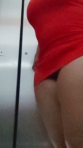 THEY RECORD A NIGHT CLUB EMPLOYEE WHILE GETTING READY IN THE BATHROOM TO GO TO HAVE SEX   Clip 1