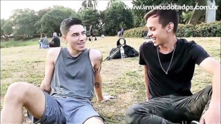 Putas gays dan blowjobs descuidados y luego se las follan brutalmente el culo
