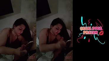 Batendo punheta para o marido enquanto está em ligação de vídeo