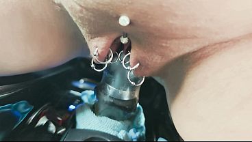 Gepiercte Pussy fickt das Auto