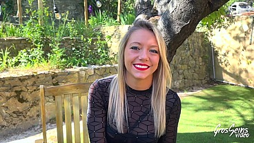 Ashley, la belle de Cassis, suce comme une patronne !