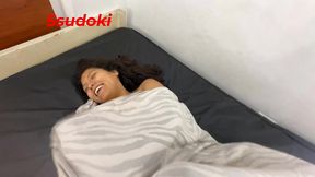 mi mejor amiga quiso salir disfraza desnuda de fantasma y no llego a la fiesta, asi que le di su final feliz en mi cama