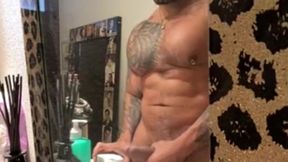 flexing muscles in mirror and jerking off bbc latino muscle - viktor rom -