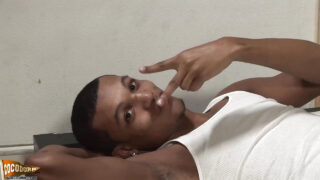 激しい3P乱交：若いドミノスターが巨大な黒いチンポで生ハメされる