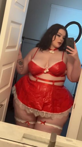 Curvy SSBBW babe plays with herself