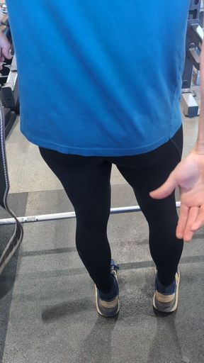 Spandex-clad fitness babe shows off her toned legs in leggings