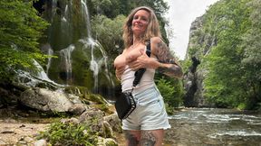 Je baise une milf dans la for&#x00EA;t &mdash;  les passants regardent - Marty&Wendy