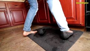 loosey lu pissing jeans while sink stuck