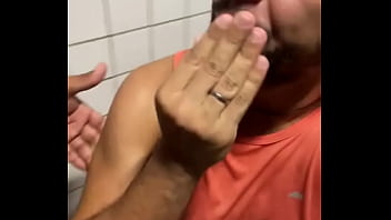 Doeu a primeira estocada, mas eu queria dar e ele meter, Eu fui brasileiro, n&atilde_o desisti nunca, Acostumei com a tora ?deixei empurrar