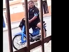 Gordinho tarado da mobilete