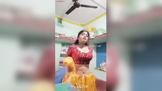 Beautifull newly weds bhabhi showing boobs to her old lover mms viral
