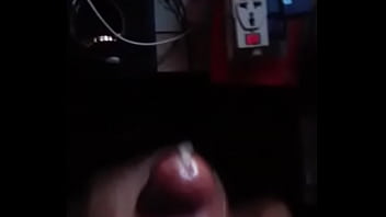 La belle bite devrait souvent s&#039_&eacute_couler de son jus blanc bien ti&egrave_de
