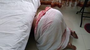 Pakistani Hot Stepmom Gets Stuck While Sweeping Under the Bed When Stepson Fucks Her &amp; Cum Out Her Big Ass