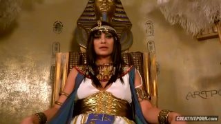 Cleopatra cosplayer siendo escupida por súbditos leales