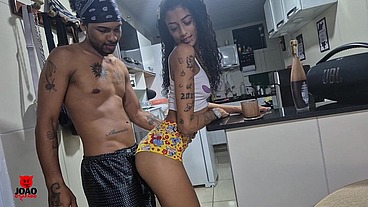 Corno Chamou o Vizinho Roludo Pra Comer a Namorada de 18 anos - Felina - Joao O Safado
